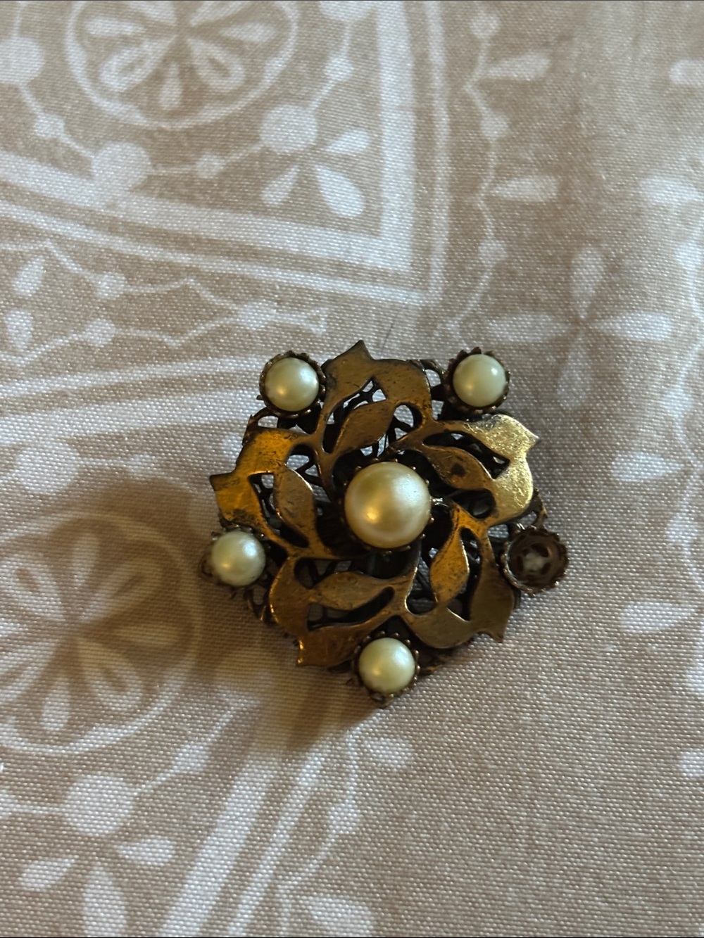 Vintage-Inspired Pearl Floral Brooch - Gold Tone